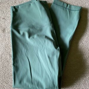 Lululemon In Movement 19” Crop EUC Size 8